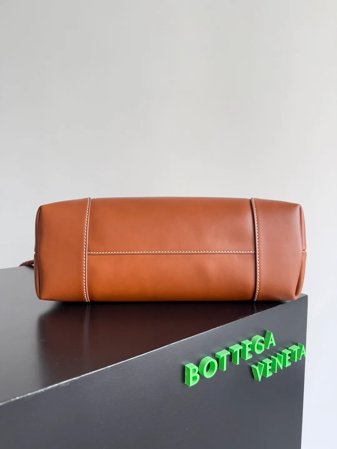 Batch 2460 BOTTEGA VENETA 2025 new men's ANDIAMO backpack Bottega Veneta's main recommendation is undoubtedly Andiamo. The first new favorite of 2025 is a men's splayed buckle bag. It can be seen that the designer has used many small ideas. The detachable cross-body strap is very convenient for elite office workers to carry their work diary. Reduce the burden on your hands when carrying office supplies. The interior is divided into two large compartments and a small zippered compartment. Unlike the women's model, the compartments here are not detachable. The fixed large single layer also makes it easier to pack lightly when going out to work and avoids the accumulation of too many small items. Style number: 807715 Size: 37*26*13cm